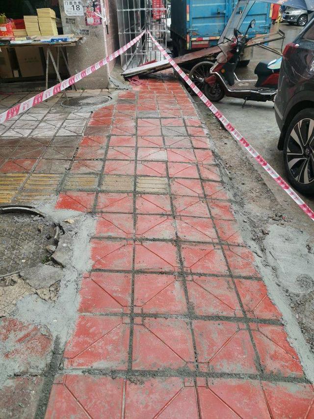安岳市政部门行动迅速，昨日反映龙鼎凤山路口人行道烂了今天就维修好了
